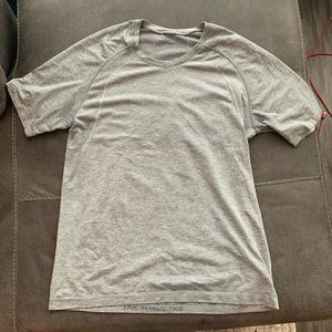 Lululemon mens ventech t shirt. Size L but fits like a M.